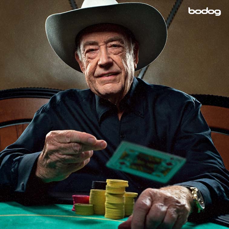 doyle brunson jugador con fichas de poker