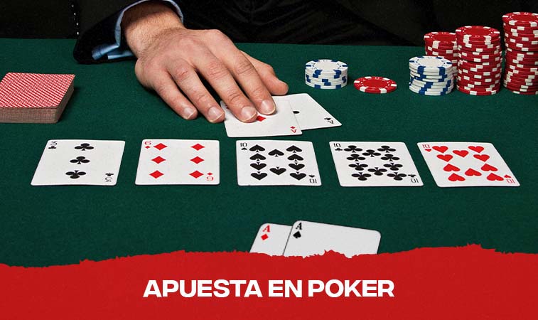 mano sobre mesa de poker empate