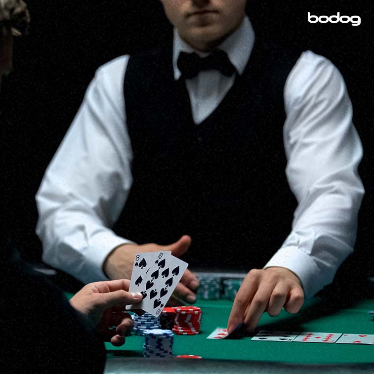 dealer de poker jugando