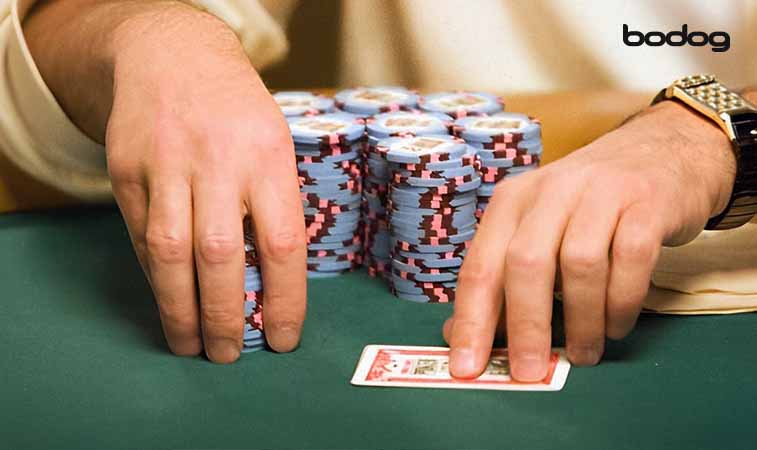 cartas y fichas de poker