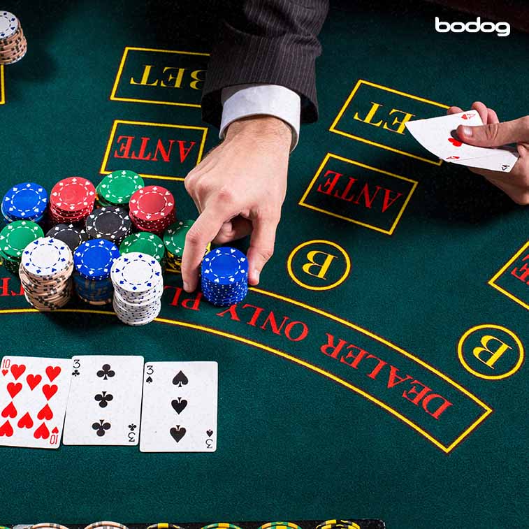 mesa de casino fichas y cartas