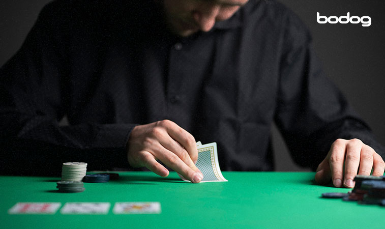 jugador poker mesa cartas