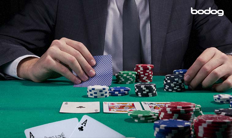cartas y fichas de poker