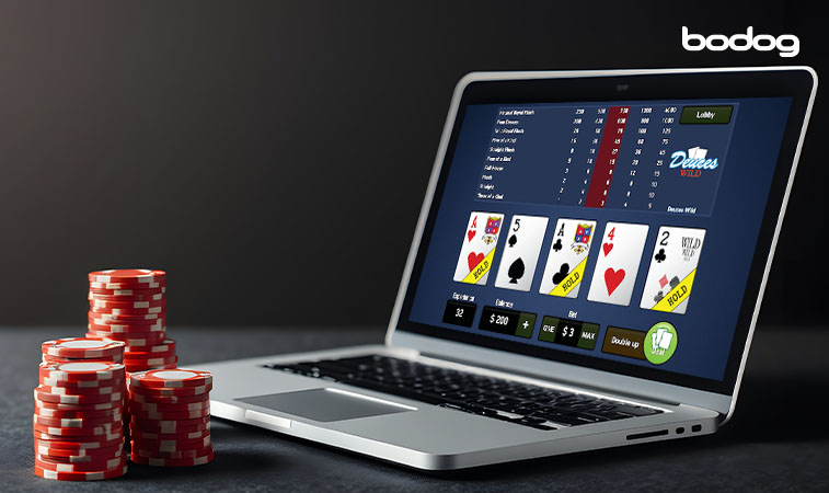 laptop con cartas de baraja en pantalla