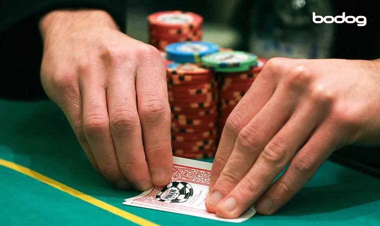 persona organizando cartas en mesa