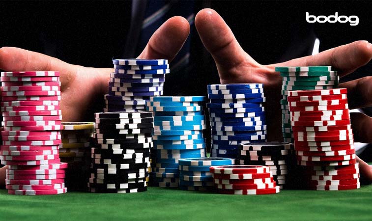 manos arrastrando fichas poker