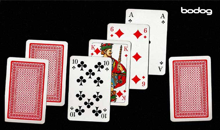 cartas de baraja en mesa poker