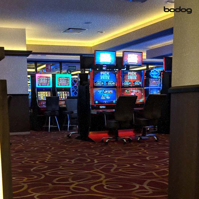 Máquinas tragamonedas en casino.