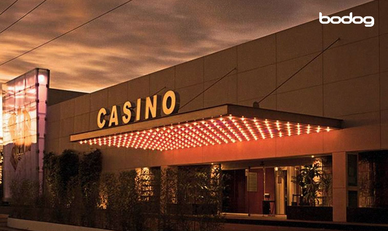  fachada de casino en Querétaro al atardecer