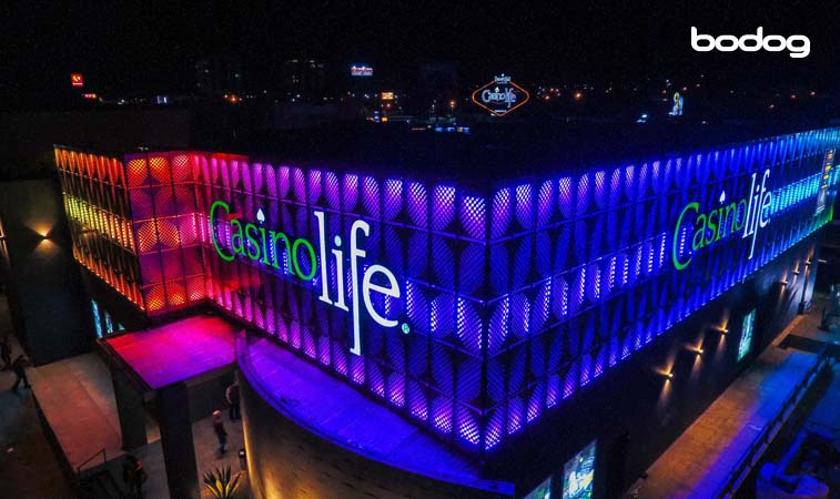 fachada nocturna del Casino Life de Hermosillo