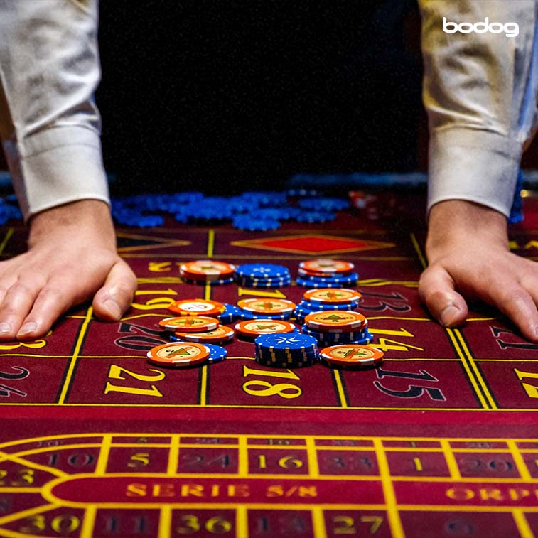 mesa de casino repleta de fichas