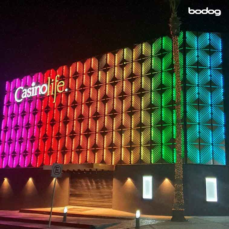 fachada nocturna del Casino Life de Hermosillo