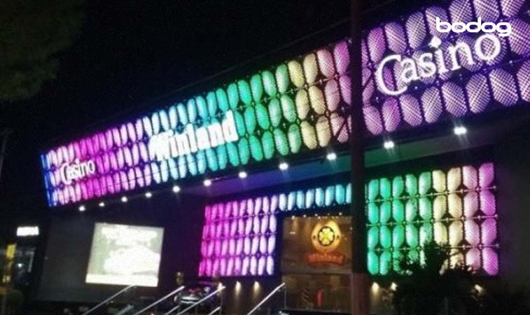 fachada nocturna del casino Winland en Guadalajara