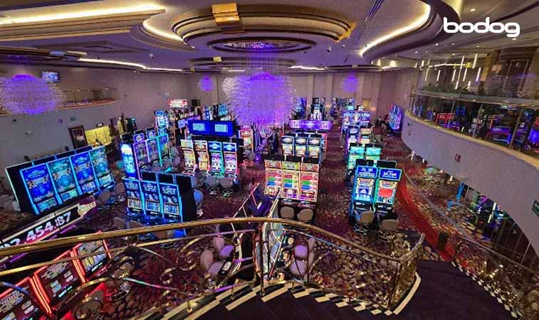 sala con múltiples tragamonedas en casino de CDMX