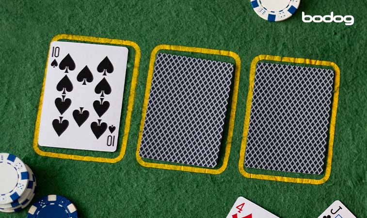 acercamiento de cartas en mesa