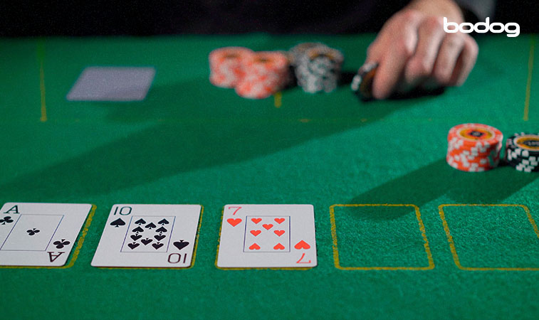 cartas y fichas en mesa poker