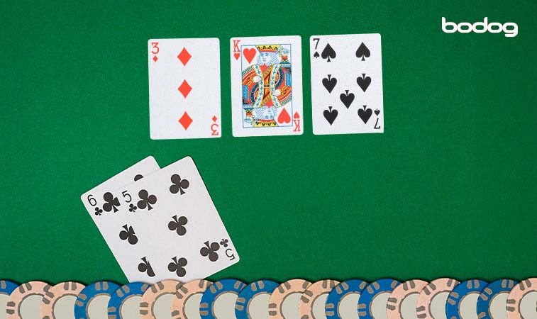 escalera gutshot cartas y fichas en mesa
