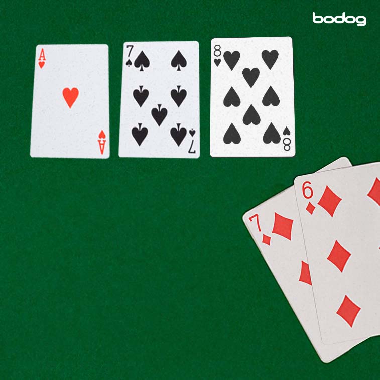 cartas de poker en una mesa verde