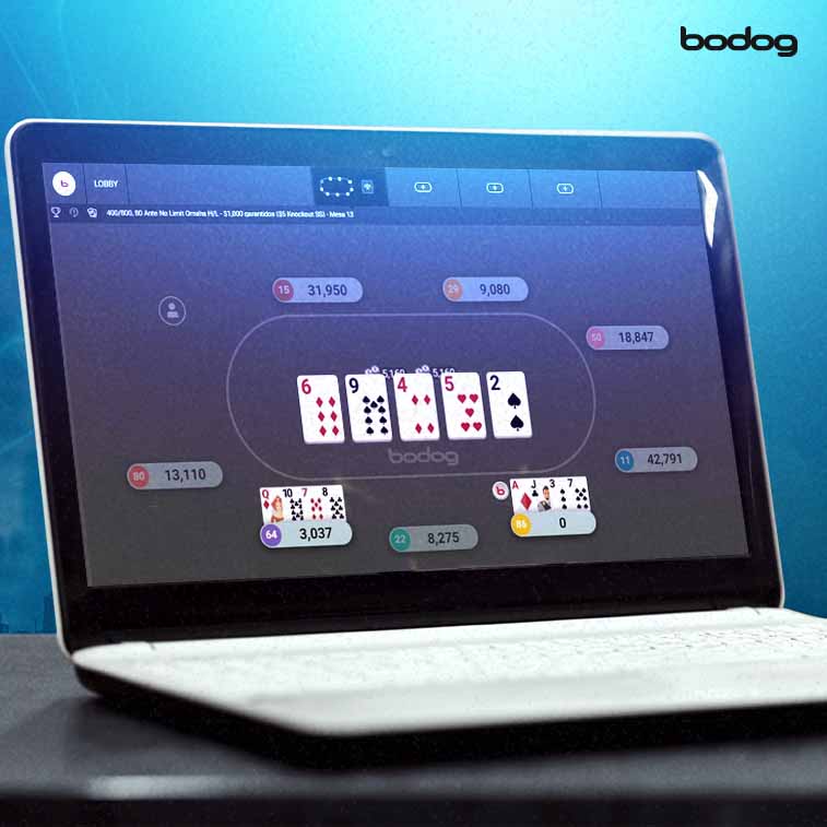 laptop con un juego de cartas en pantalla