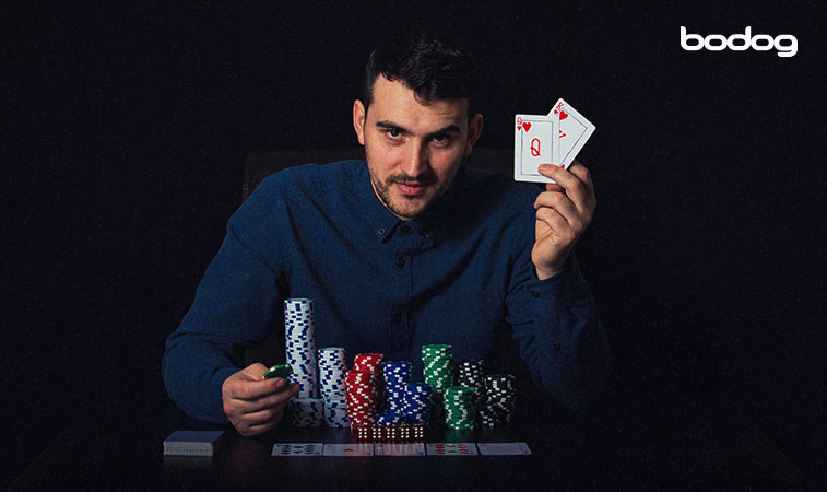 jugador poker cartas en mano