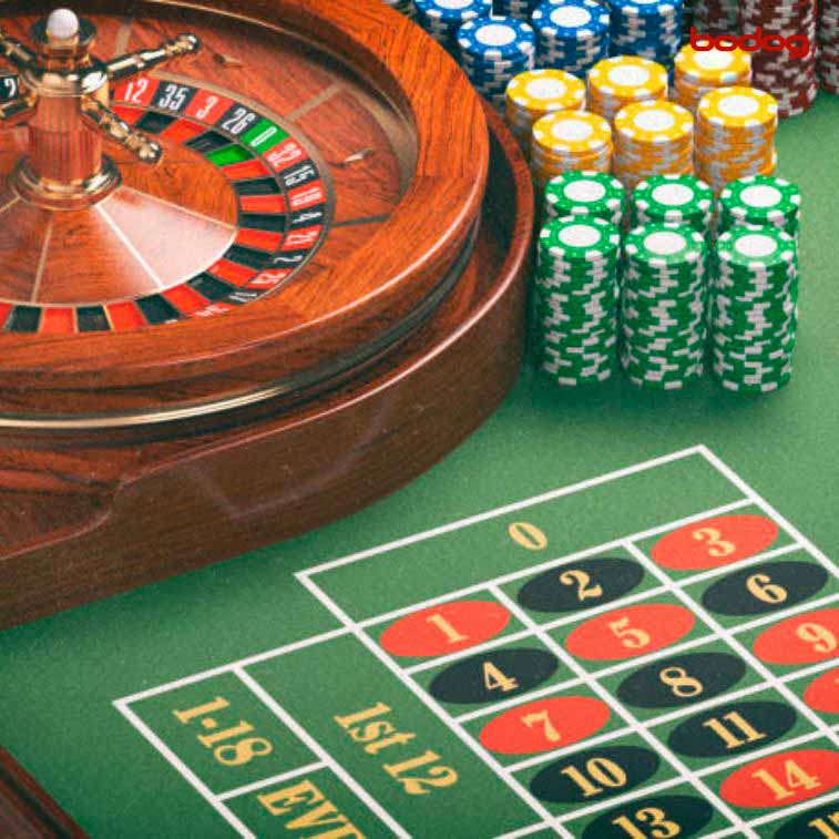 Ruleta de casino con su tabla y fichas