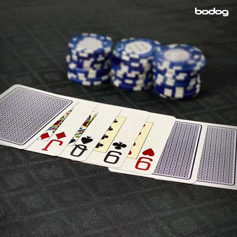 baraja y fichas de poker
