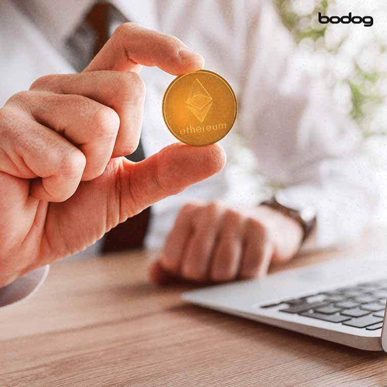 moneda ethereum en mano