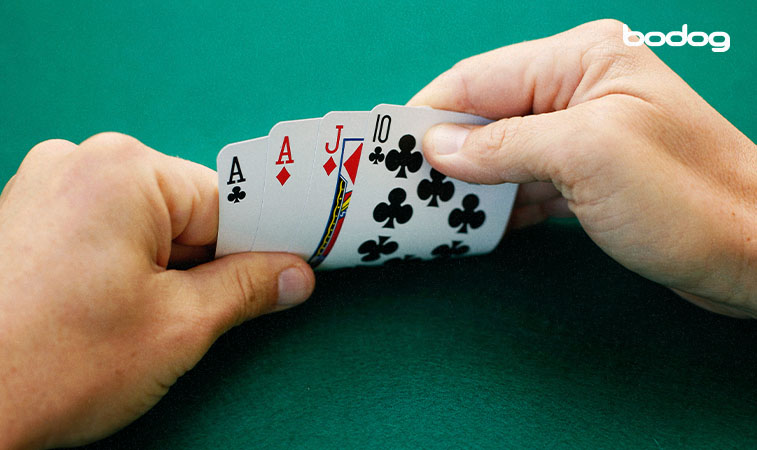 cuatro cartas de baraja en un fondo verde