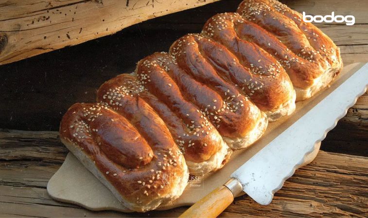 Pan de pulque arriba de una tabla de madera