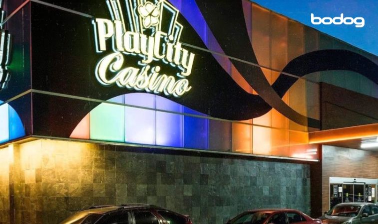 fachada nocturna del casino Play City en Mérida