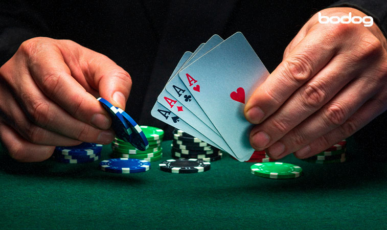 una mano mostrando fichas y cartas de poker