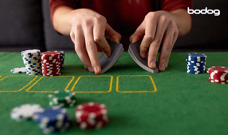 poker mezclando cartas