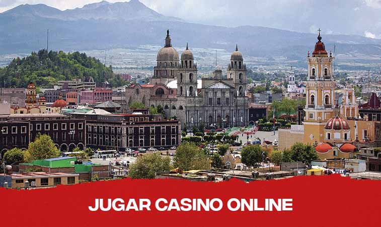 vista del centro histórico de Toluca con montañas de fondo