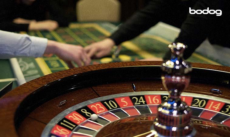 una ruleta con una bola en el centro
