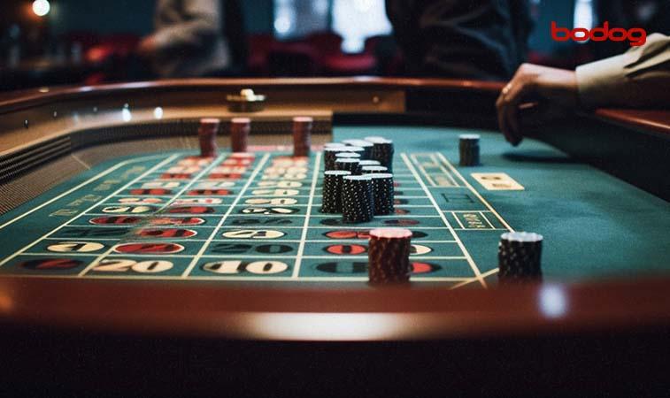 mesa de ruleta con fichas apostadas